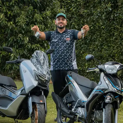 Cristian entregando las llaves de dos motos nuevas